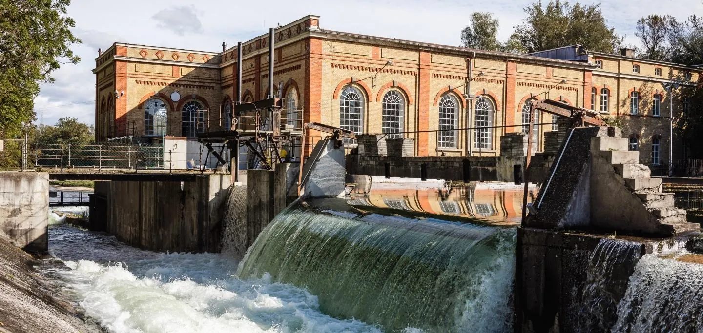 Wasserkraftwerk Wolfzahnau in Augsburg mit Wehrüberfall