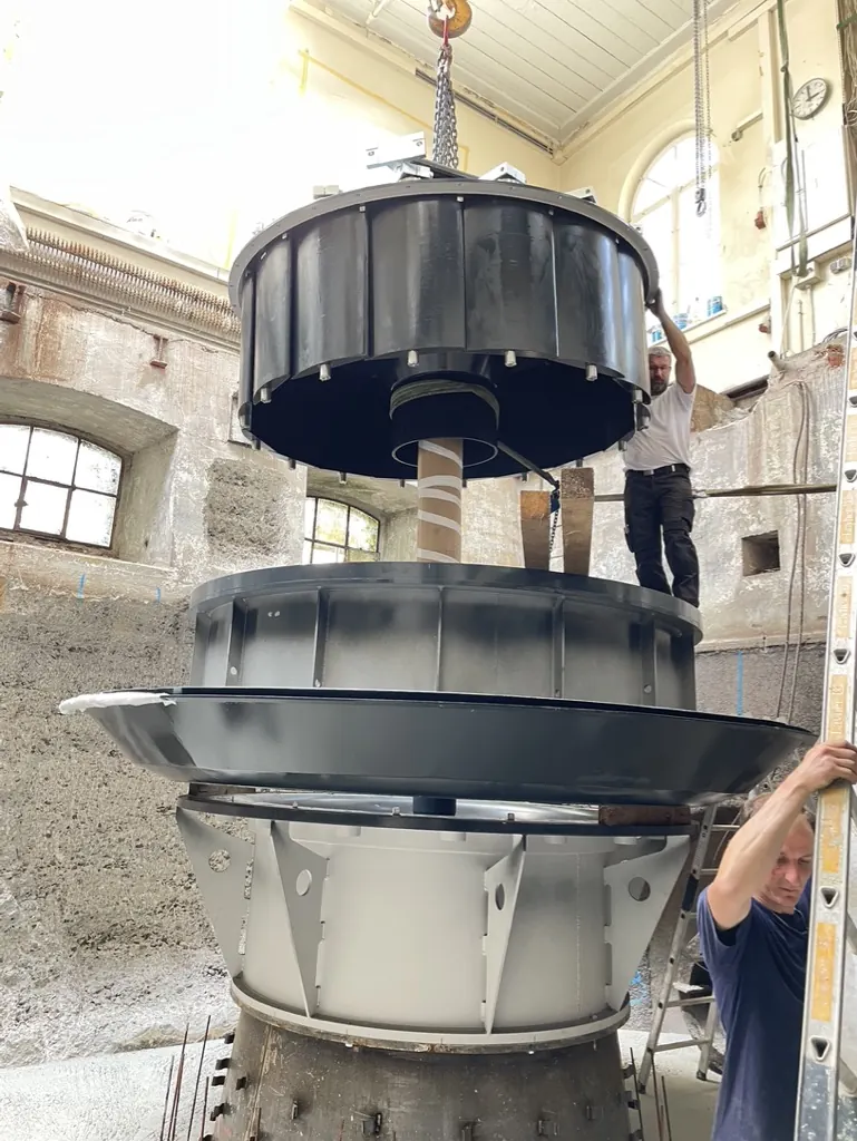 Einheben eines Turbinenbauteils